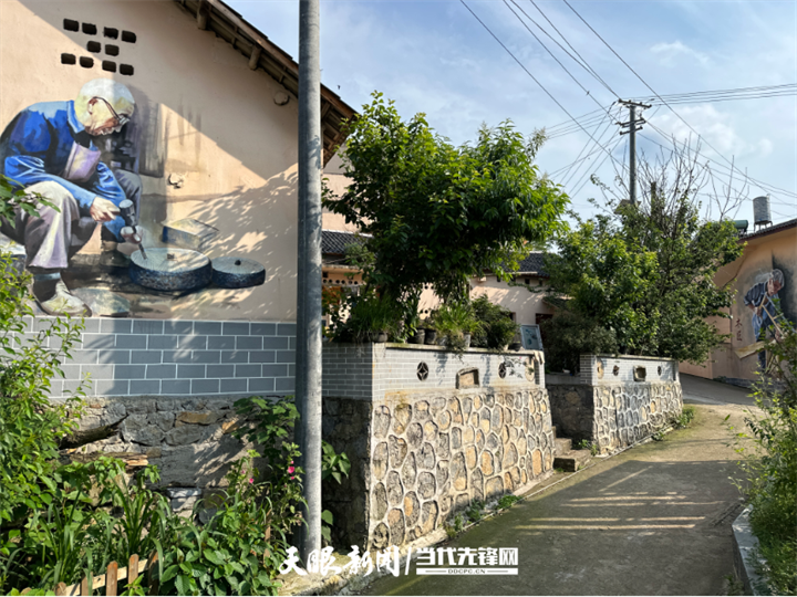 興仁市老里旗村：大山悠寨 工映匠心