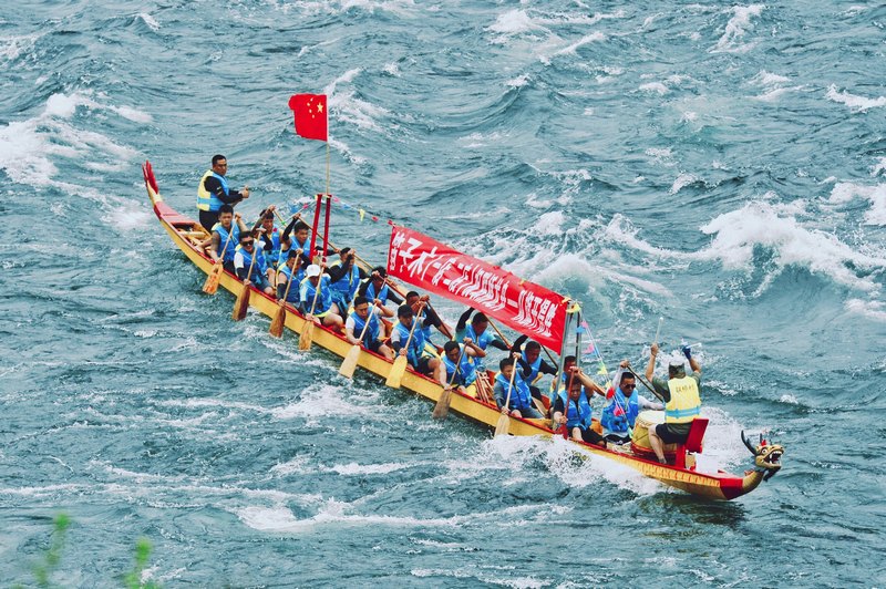 激流勇進(jìn)章顯土家男兒本色。崔卿攝