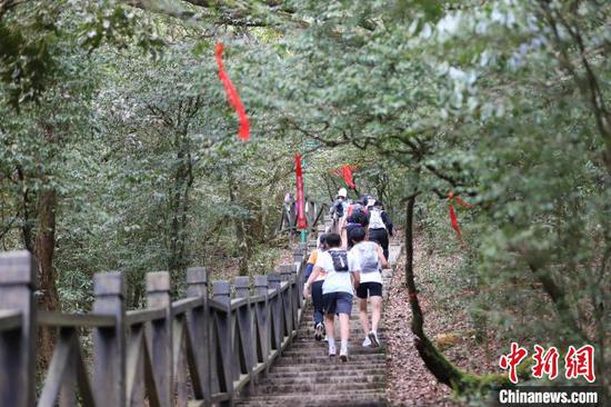 選手攀爬登山步道臺(tái)階。賽事組委會(huì)供圖