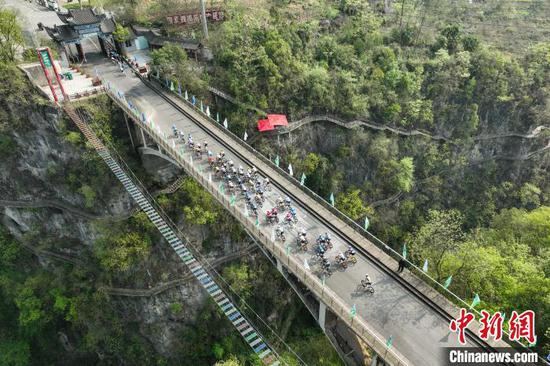 男子公路精英組選手在比賽中?！≈行戮W記者 瞿宏倫 攝