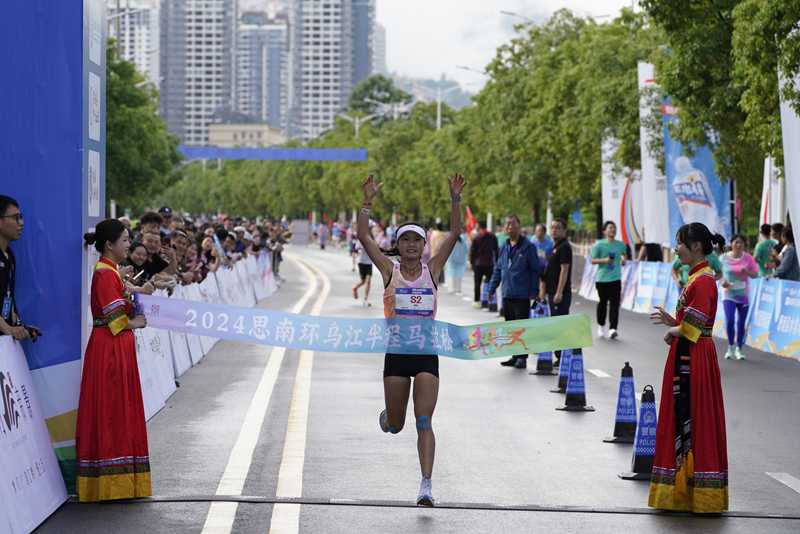 跑友沖過終點線。