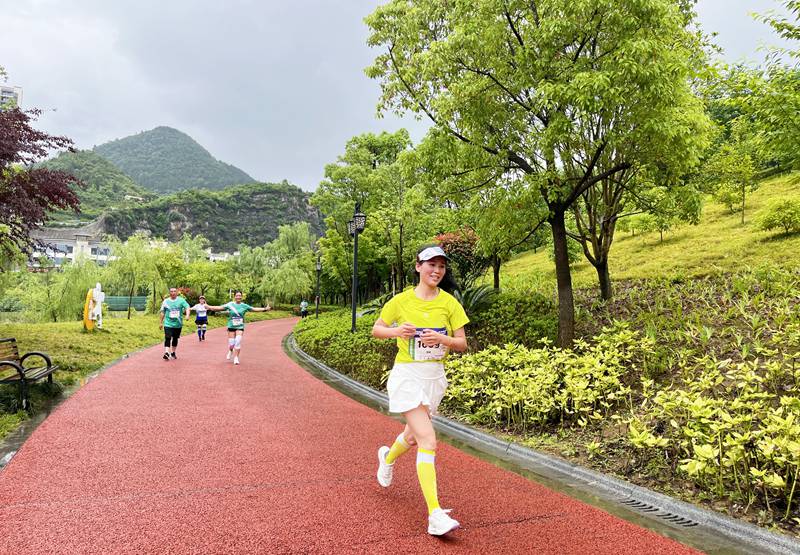 4、跑者天門河濕地公園。 趙軍 攝