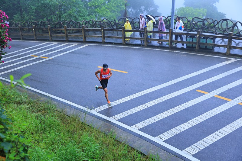 2024貴州·鎮(zhèn)寧黃果樹半程馬拉松現(xiàn)場。