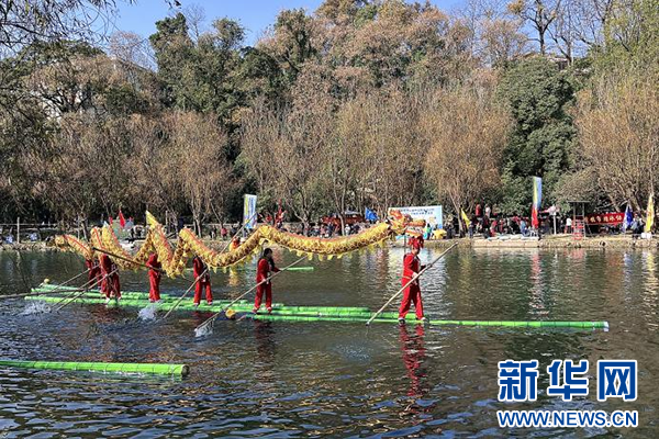 貴陽市第四十屆冬泳表演活動(dòng)在花溪平橋舉辦