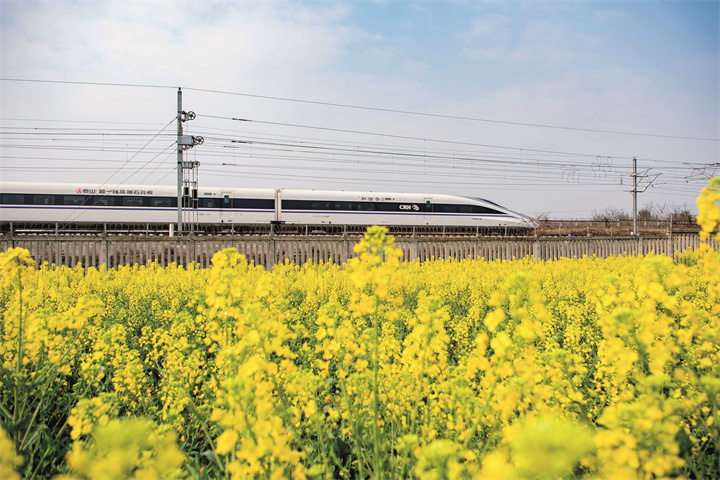 460439-2022年3月10日，一列高速列車行駛在成貴高鐵黔西市境內(nèi)。.jpg