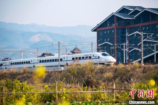 圖為一列動車組列車駛出貴廣高鐵貴州省從江站。吳德軍 攝