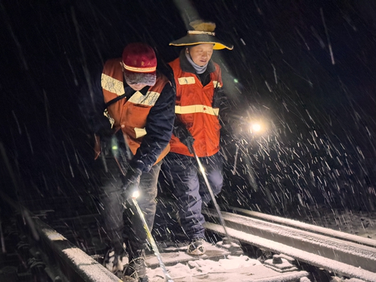 貴州鐵路部門全力迎戰(zhàn)2025年首次降雪