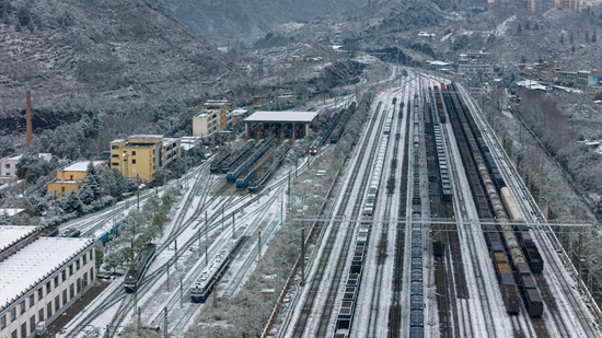 貴州鐵路部門全力迎戰(zhàn)2025年首次降雪