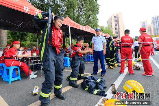 圖為學生體驗消防防護裝備。