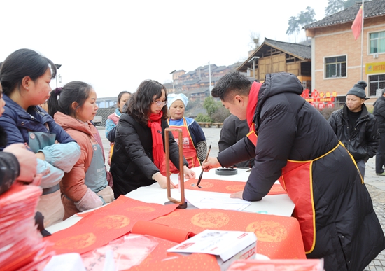 貴州民族大學(xué)派駐鎮(zhèn)遠(yuǎn)縣報(bào)京鄉(xiāng)駐村工作隊(duì)開(kāi)展“送春聯(lián) 迎新春”活動(dòng)_fororder_IMG_0386.JPG