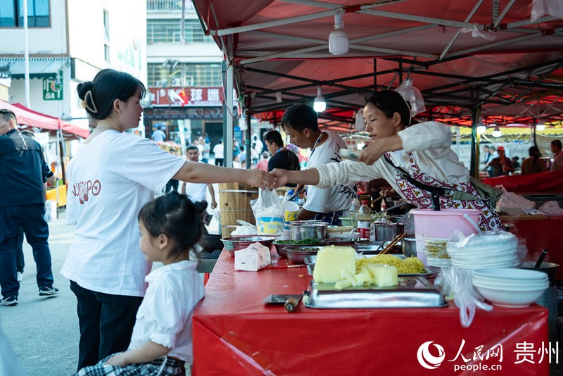 3 “村BA”籃球場外的美食街區(qū)。人民網(wǎng)記者 涂敏 攝