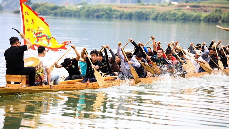 5月17日，碧江區(qū)銅興街道柑子沖村龍舟隊在緊張訓(xùn)練。 代旭東攝