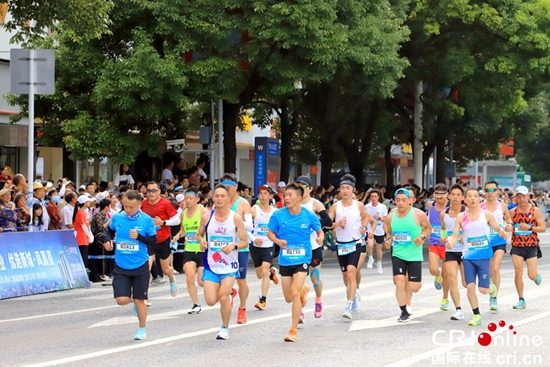 貴州舉行體育裝備制造招商推介會(huì) 邀企入黔共赴“體育公園盛宴”_fororder_rBABCmWuO5SANzAkAAAAAAAAAAA332.550x367