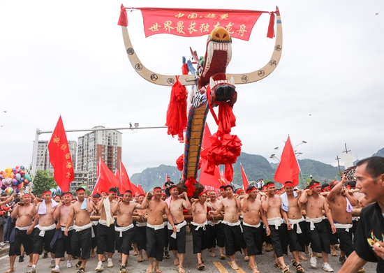 貴州施秉：濃情端午新花樣 偏橋小城人氣旺