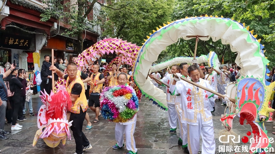 貴州鎮(zhèn)遠(yuǎn)上演水上“速度與激情” 龍舟競(jìng)渡展<a href=http://www.gzculture.net target=_blank class=infotextkey>傳統(tǒng)文化</a>魅力_fororder_路上游行 (2).JPG