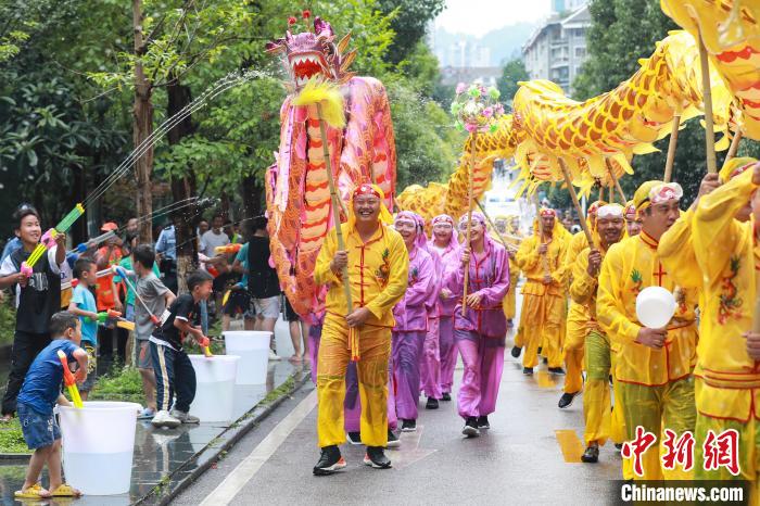 圖為水龍?jiān)谘灿?。　瞿宏?攝