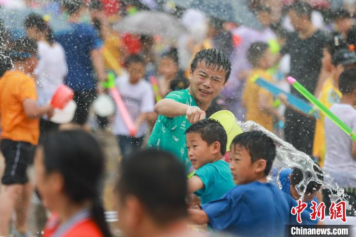 圖為市民在水龍狂歡活動(dòng)中。　瞿宏倫 攝