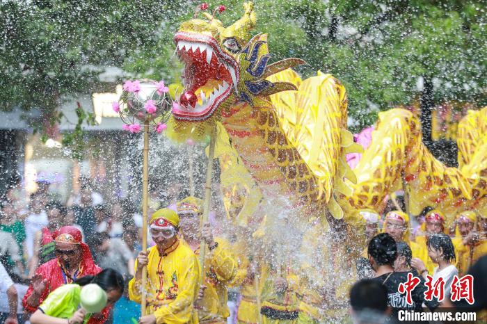 圖為水龍狂歡活動(dòng)?！■暮陚?攝