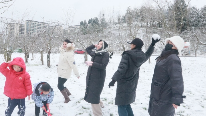 市民們在雪地里打雪仗。稅會靜攝