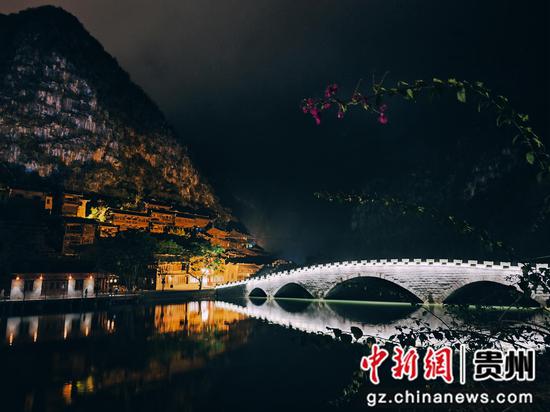 圖為峰林布依景區(qū)夜景。雷國建 攝