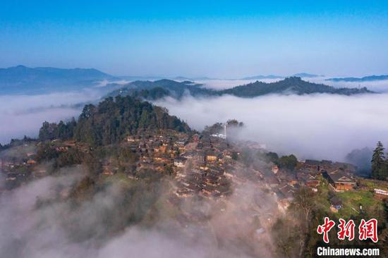 貴州省從江縣丙妹鎮(zhèn)岜沙苗寨云霧繚繞的山村春景。吳德軍 攝