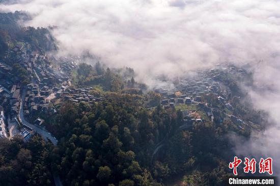 貴州省從江縣丙妹鎮(zhèn)岜沙苗寨云霧繚繞的山村春景。吳德軍 攝