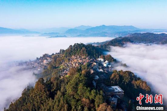 貴州省從江縣丙妹鎮(zhèn)岜沙苗寨云霧繚繞的山村春景。吳德軍 攝