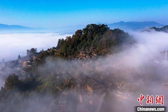 貴州省從江縣丙妹鎮(zhèn)岜沙苗寨云霧繚繞的山村春景。吳德軍 攝