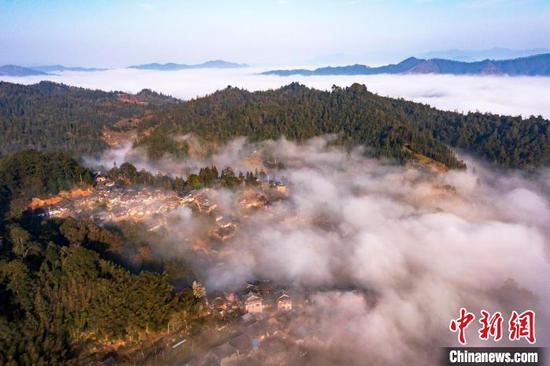 貴州省從江縣丙妹鎮(zhèn)岜沙苗寨云霧繚繞的山村春景。吳德軍 攝