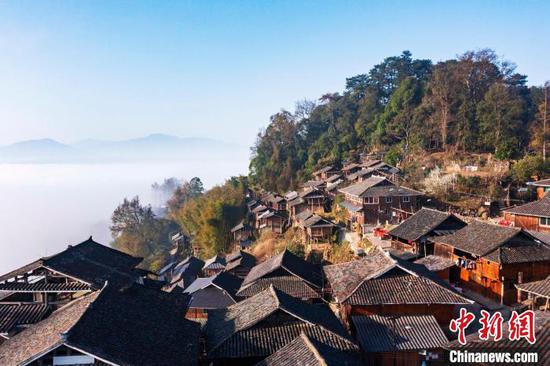 貴州省從江縣丙妹鎮(zhèn)岜沙苗寨云霧繚繞的山村春景。吳德軍 攝