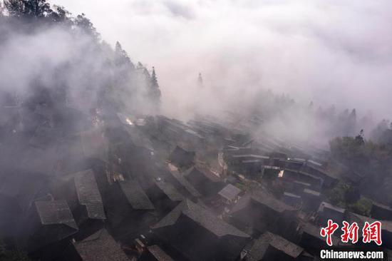 貴州省從江縣丙妹鎮(zhèn)岜沙苗寨云霧繚繞的山村春景。吳德軍 攝