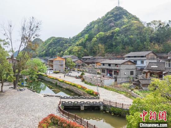 航拍貴州冊亨陂鼐古寨生態(tài)美