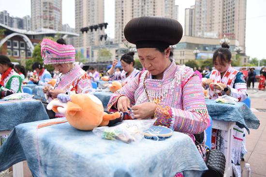 3月30日，首屆貴州牛肉粉文化旅游季系列活動(dòng)上，來自黔西市各鄉(xiāng)鎮(zhèn)的百名繡娘婦女兒童縫制吉祥物繡“福?！?，向觀眾和游客展現(xiàn)少數(shù)民族的文化魅力。