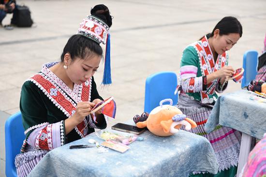 3月30日，首屆貴州牛肉粉文化旅游季系列活動(dòng)上，來自黔西市各鄉(xiāng)鎮(zhèn)的百名繡娘婦女兒童縫制吉祥物繡“福?！?，向觀眾和游客展現(xiàn)少數(shù)民族的文化魅力。