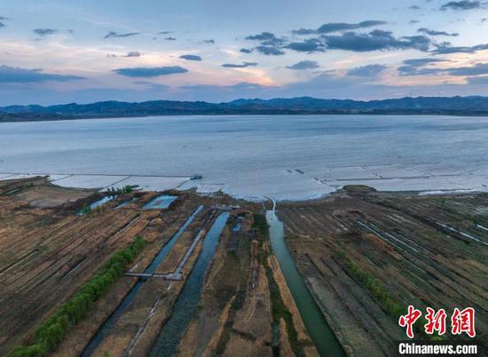 4月1日，圖為航拍貴州威寧草海國(guó)家級(jí)自然保護(hù)區(qū)。唐哲 攝