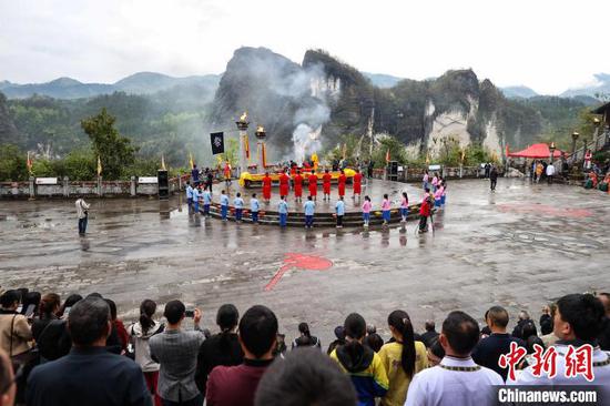 仡佬族祭天朝祖祭祀大典現(xiàn)場。中新網(wǎng)記者 瞿宏倫 攝