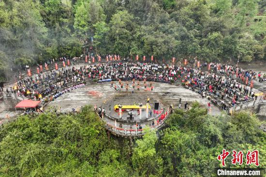 航拍仡佬族祭天朝祖祭祀大典現(xiàn)場。中新網(wǎng)記者 瞿宏倫 攝