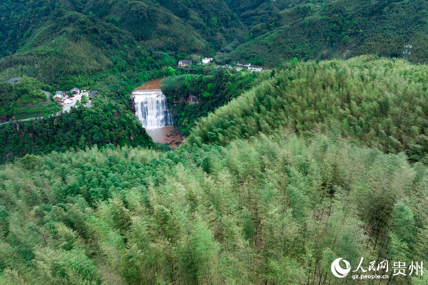 貴州赤水：觀丹霞地貌 賞瀑布壯闊