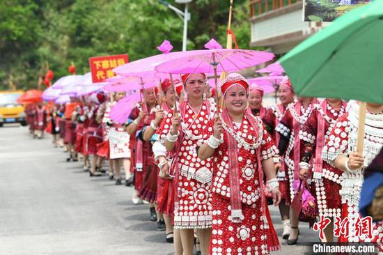 圖為4月16日，苗族姑媽在黃平縣翁坪鄉(xiāng)楊家村參加“蘆笙節(jié)”盛裝游演。楊濤 攝