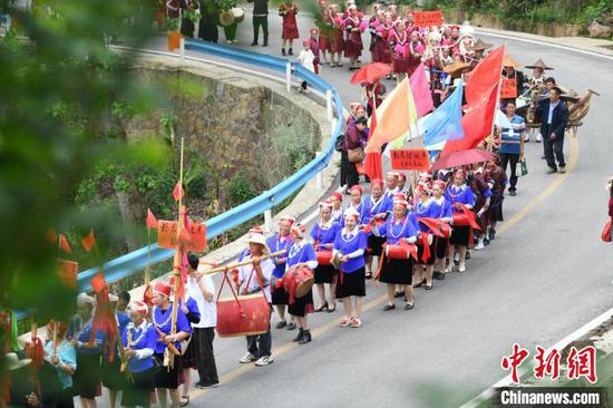 圖為4月16日，苗族姑媽在黃平縣翁坪鄉(xiāng)楊家村參加“蘆笙節(jié)”盛裝游演。楊濤 攝