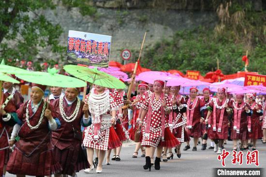 圖為4月16日，苗族姑媽在黃平縣翁坪鄉(xiāng)楊家村參加“蘆笙節(jié)”盛裝游演。楊濤 攝