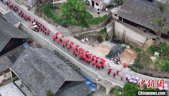 圖為4月16日，航拍苗族姑媽在黃平縣翁坪鄉(xiāng)楊家村參加“蘆笙節(jié)”盛裝游演。楊濤 攝