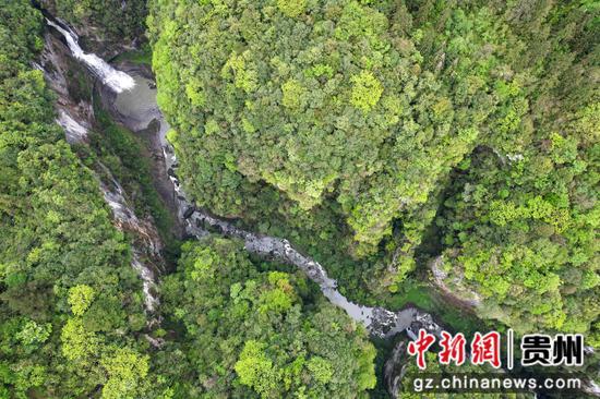 貴州省道真仡佬族苗族自治縣陽(yáng)溪鎮(zhèn)拍攝的羊洞河峽谷風(fēng)光