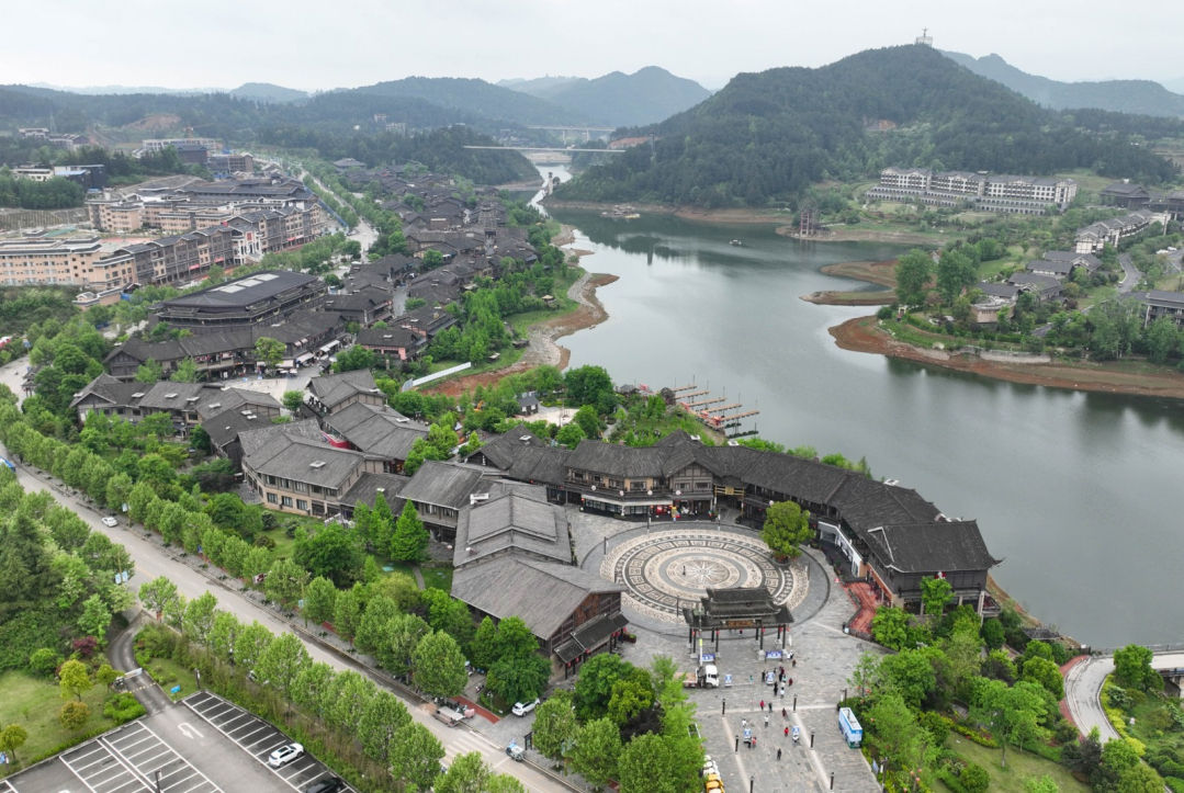 4月17日，游客在素有“非遺小鎮(zhèn)”美名的貴州省丹寨縣萬達小鎮(zhèn)景區(qū)游玩。.JPG