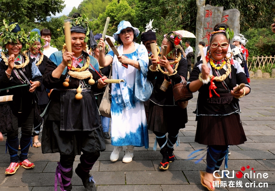 貴州黎平肇興侗寨谷雨節(jié)豐富多彩 侗族同胞與游客同嗨_fororder_游客加入狂歡的隊伍中 攝影楊展凌