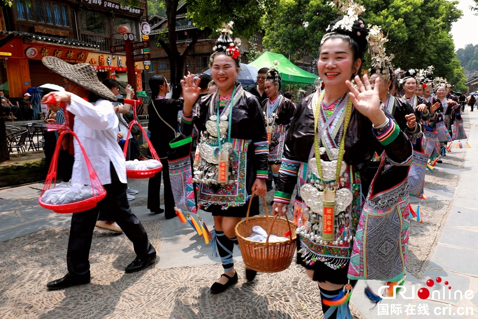 貴州黎平肇興侗寨谷雨節(jié)豐富多彩 侗族同胞與游客同嗨_fororder_參加盛裝巡游的侗家女 攝影楊展凌