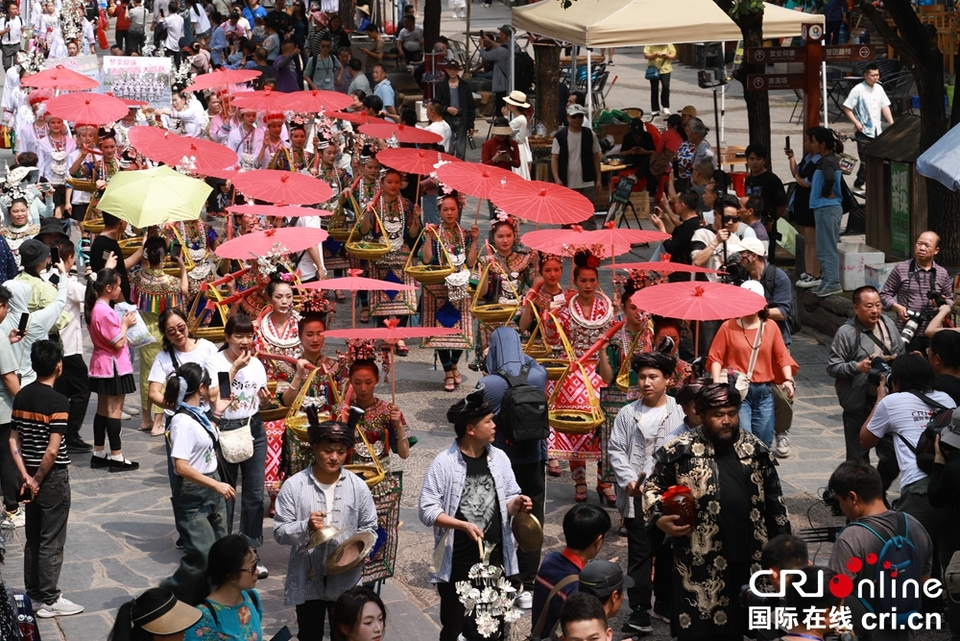 貴州黎平肇興侗寨谷雨節(jié)豐富多彩 侗族同胞與游客同嗨