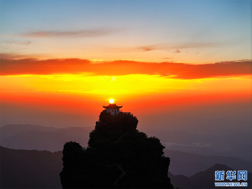 貴州梵凈山：初夏風(fēng)光旖旎如畫