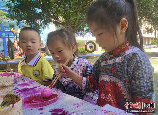 貴州三都： 民族文化進(jìn)校園 萌娃歡慶“四月八”