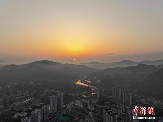 貴州江口：夏日朝陽絢麗如畫